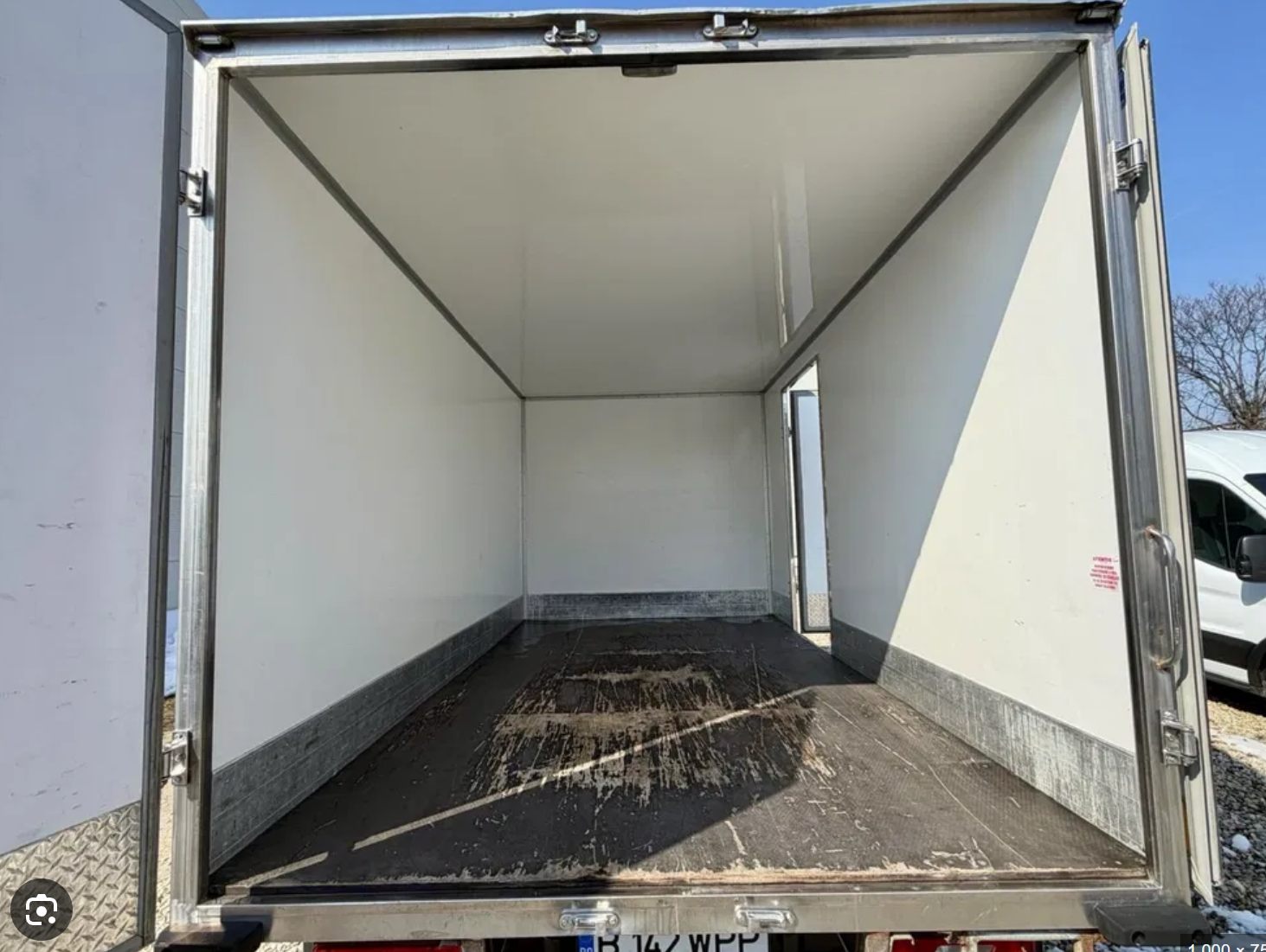 Dubă închisă pentru evacuare lemn și crengi după tăiere copaci