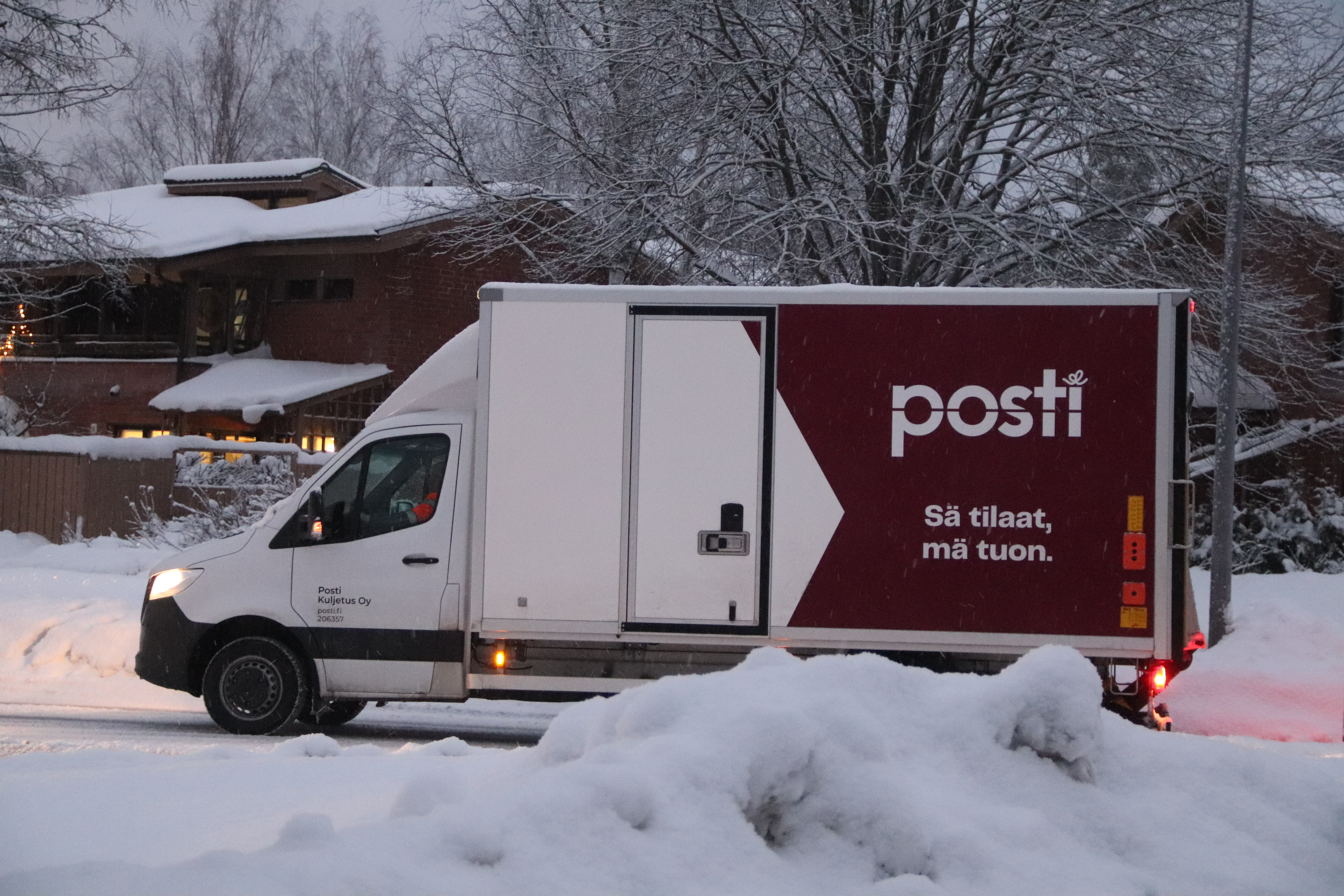 Dubă închisă Mercedes pentru transport lemn și deșeuri lemnoase